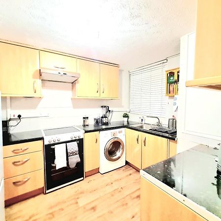 Cosy Luxurious 3 Bedroom House, Free Parking, Free Wifi, Private Garden, Free Netflix Havering Exterior foto
