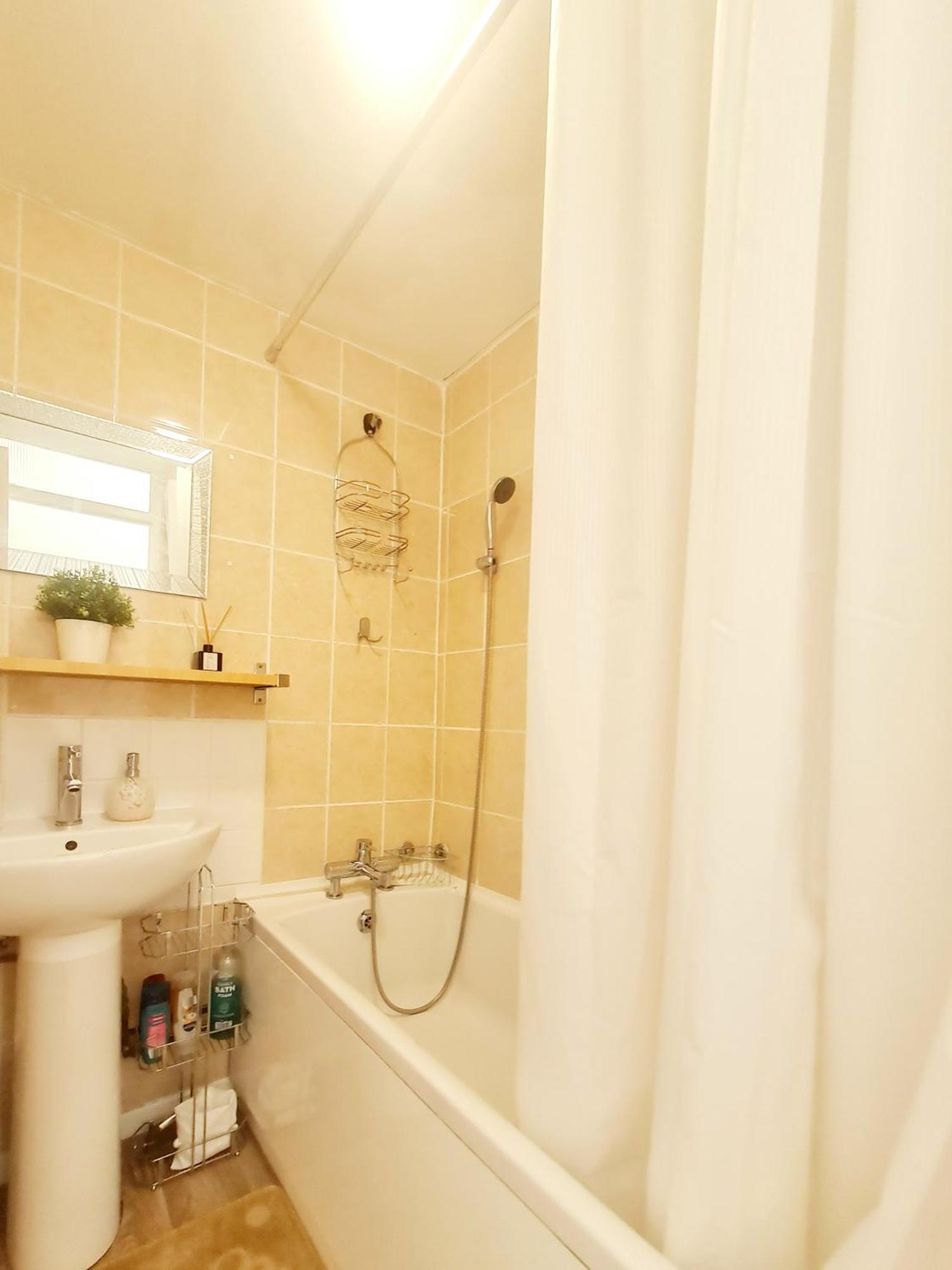 Cosy Luxurious 3 Bedroom House, Free Parking, Free Wifi, Private Garden, Free Netflix Havering Exterior foto